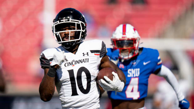 Cincinnati Bearcats running back Charles McClelland (10) runs for a 76 yard touchdown reception in the second quarter of the American Athletic Conference game between the Cincinnati Bearcats and the Southern Methodist Mustangs at Gerald J. Ford Stadium in Dallas on Saturday, Oct. 22, 2022. Cincinnati Bearcats At Southern Methodist Mustangs 458