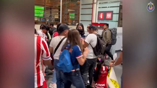 Fans give Chivas Femenil a warm welcome at Mexico City airport