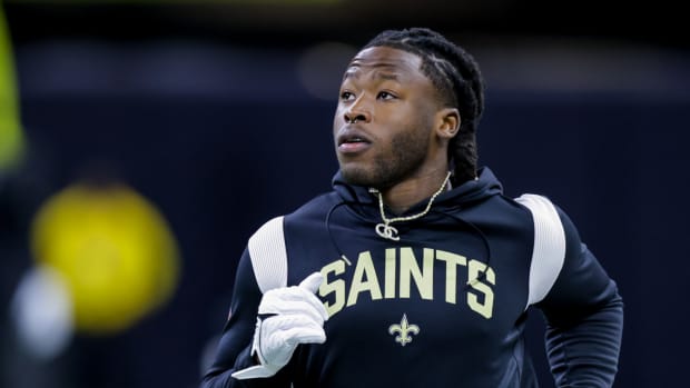 Saints running back Alvin Kamara warms up on the field before a game vs. the Raiders.