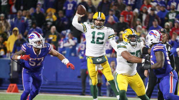 The Packers’ Aaron Rodgers makes a jump pass against the Bills.