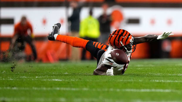 Cincinnati Bengals wide receiver Mike Thomas (80) is unable to complete a catch in the first quarter during an NFL Week 8 game against the Cleveland Browns, Monday, Oct. 31, 2022, at FirstEnergy Stadium in Cleveland. Nfl Cincinnati Bengals At Cleveland Browns Oct 31 0019
