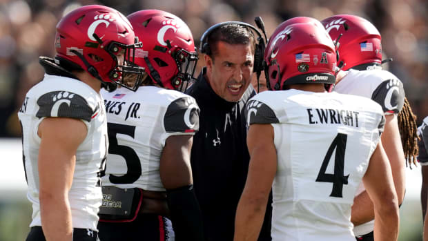 Cincinnati Bearcats head coach Luke Fickell fires up the kick-off team in the first quarter during a college football game against the UCF Knights, Saturday, Oct. 29, 2022, at FBC Mortgage Stadium in Orlando, Fla. The UCF Knights lead at halftime, 10-6. Ncaaf Cincinnati Bearcats At Ucf Knights Oct 29 441