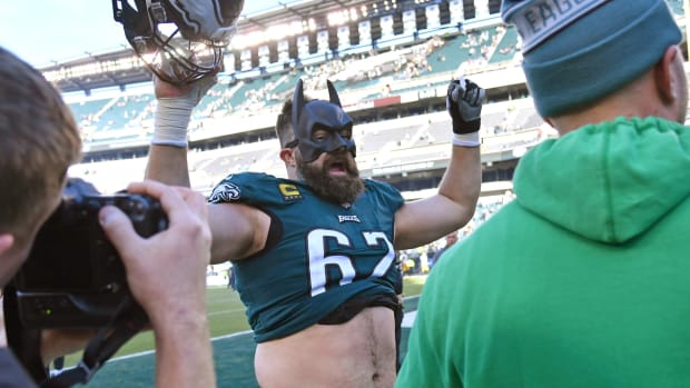 Jason Kelce sports a Batman mask after Eagles throttled Steelers 35-13 in Week 8