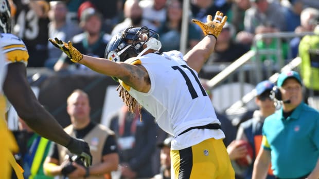 Pittsburgh Steelers wide receiver Chase Claypool (11) celebrates his touchdown pass against the Philadelphia Eagles during the first quarter at Lincoln Financial Field.