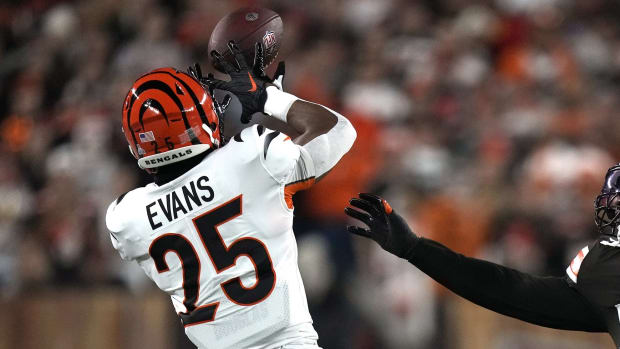 Oct 31, 2022; Cincinnati, OH, USA; Cincinnati Bengals running back Chris Evans (25) completes a catch as Cleveland Browns linebacker Deion Jones (54) defends in the first quarter during an NFL Week 8 game against the Cleveland Browns, Monday, Oct. 31, 2022, at FirstEnergy Stadium in Cleveland. Mandatory Credit: Albert Cesare-USA TODAY Sports