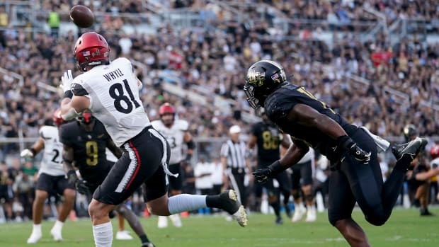 Cincinnati Bearcats tight end Josh Whyle (81) catches a touchdown pass in the third quarter during a college football game against the UCF Knights, Saturday, Oct. 29, 2022, at FBC Mortgage Stadium in Orlando, Fla. The UCF Knights defeated the Cincinnati Bearcats, 25-21. Ncaaf Cincinnati Bearcats At Ucf Knights Oct 29 1064