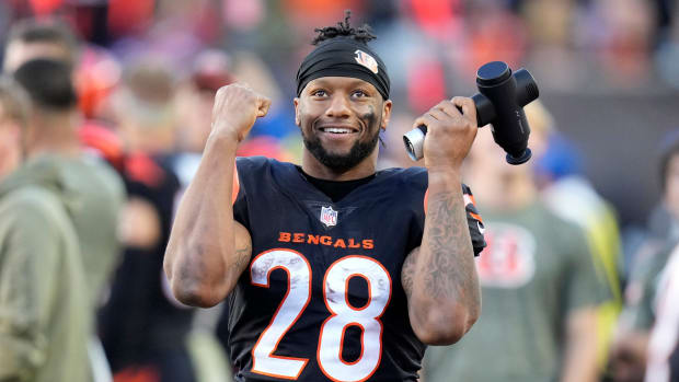Bengals running back Joe Mixon celebrates his five-touchdown performance against the Panthers in Week 9.