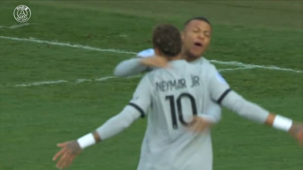 Ekitike first PSG assist for Neymar