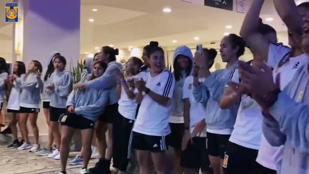 Tigres Women players get great support from fans at the hotel