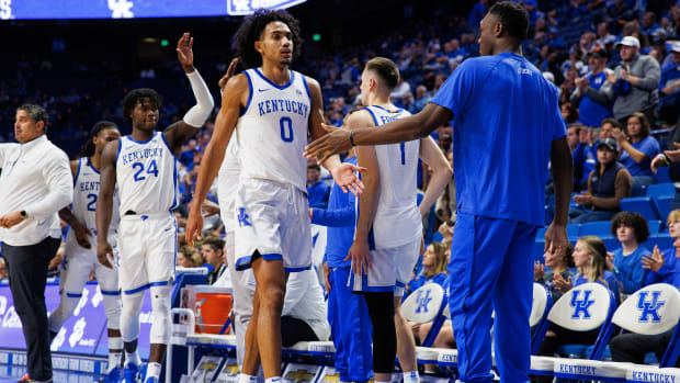 Jacob Toppin returns to the Kentucky bench.