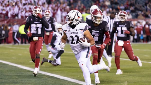 Nov 19, 2022; Philadelphia, Pennsylvania, USA; Cincinnati Bearcats running back Ryan Montgomery (22) runs for a touchdown against the Temple Owls during the second quarter at Lincoln Financial Field. Mandatory Credit: Bill Streicher-USA TODAY Sports