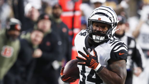 Nov 20, 2022; Pittsburgh, Pennsylvania, USA; Cincinnati Bengals running back Samaje Perine (34) runs on his way to scoring a touchdown against the Pittsburgh Steelers during the first quarter at Acrisure Stadium. Mandatory Credit: Charles LeClaire-USA TODAY Sports