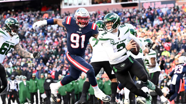 New York Jets QB Zach Wilson escapes pass rush against New England Patriots