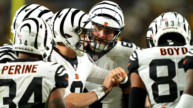 Cincinnati Bengals quarterback Joe Burrow (9) calls a play in the huddle in the second quarter during a Week 11 NFL game against the Pittsburgh Steelers, Sunday, Nov. 20, 2022, at Heinz Field in Pittsburgh, Pa. Nfl Cincinnati Bengals At Pittsburgh Steelers Nov 20 0104