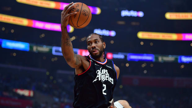 Los Angeles Clippers forward Kawhi Leonard (2) controls the ball against the Detroit Pistons during the first half at Crypto.com Arena.