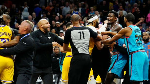 Suns Lakers Scrum