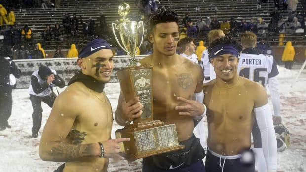 From the frozen Palouse, the Huskies hold up the Apple Cup trophy in 2018.