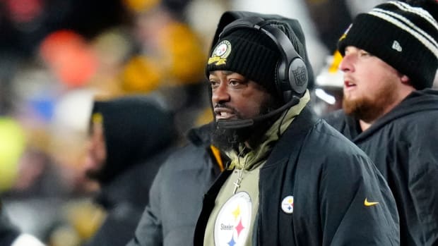 Pittsburgh Steelers head coach Mike Tomlin calls from the sideline in the third quarter of of the NFL Week 11 game between the Pittsburgh Steelers and the Cincinnati Bengals at Acrisure Stadium in Pittsburgh on Sunday, Nov. 20, 2022. The Bengals won 37-30. Cincinnati Bengals At Pittsburgh Steelers Week 11