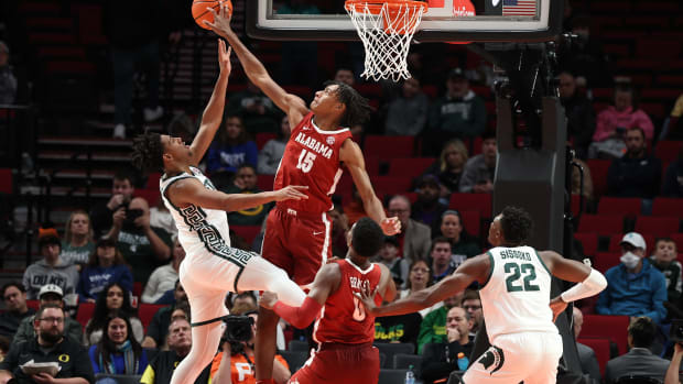 Noah Clowney blocks a shot against Michigan State