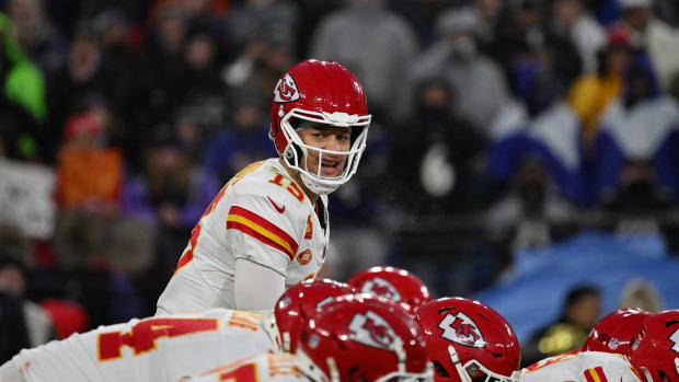 Chiefs quarterback Patrick Mahomes calls out a play at the lien of scrimmage in a game.