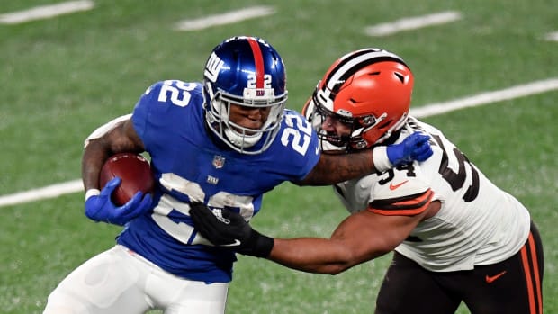 New York Giants running back Wayne Gallman (22) stiff-arms Cleveland Browns defensive end Olivier Vernon (54) in the second half. The Giants lose to the Browns, 20-6, at MetLife Stadium on Sunday, December 20, 2020, in East Rutherford. Nyg Vs Cle  
