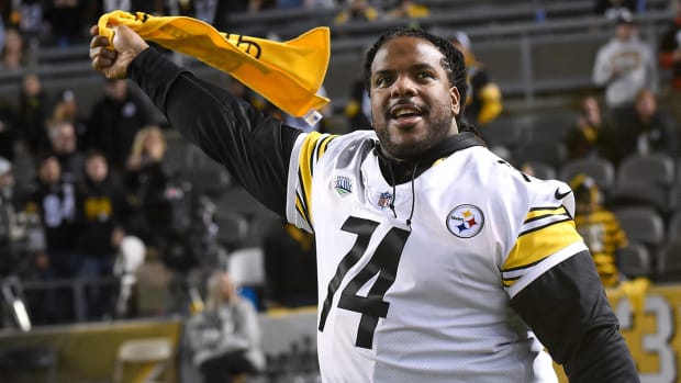 Former Pittsburgh Steelers offensive tackle Willie Colon waves a Terrible Towel at the team’s game against the Los Angeles Chargers on Dec. 2, 2018.