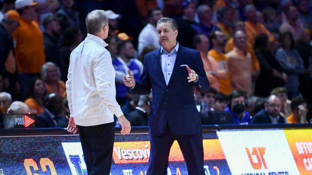 Tennessee head coach Rick Barnes and Kentucky head coach John Calipari meet as the NCAA college basketball game between the Kentucky Wildcats and Tennessee Volunteers comes to an end in Knoxville, Tenn. on Tuesday, February 15, 2022. Px Uthoops Kentucky