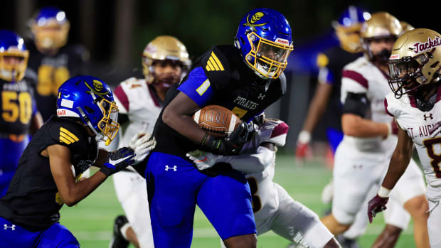 Brunswick's Heze Kent (7) rushes for yards against the St. Augustine Yellow Jackets during the first quarter of the Florida-Georgia Border Classic high school football matchup Saturday, Sept. 9, 2023 at Glynn County Stadium in Brunswick, Ga. The St. Augustine Yellow Jackets held off the Brunswick Pirates 45-35.