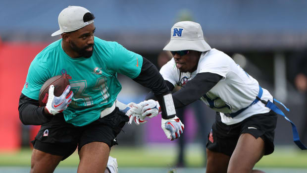 Raheem Mostert of the Miami Dolphins rushes the ball past NFC cornerback DaRon Bland