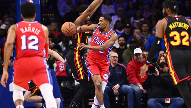 De'Anthony Melton remains off the floor for the 76ers against the Mavericks.