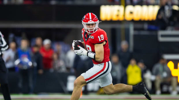 Jan 9, 2023; Inglewood, CA, USA; Georgia Bulldogs tight end Brock Bowers (19) against the TCU Horned Frogs during the CFP national championship game at SoFi Stadium.