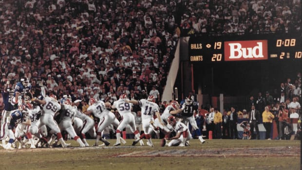 Scott Norwood attempts a potential game-winning kick in Super Bowl XXV.