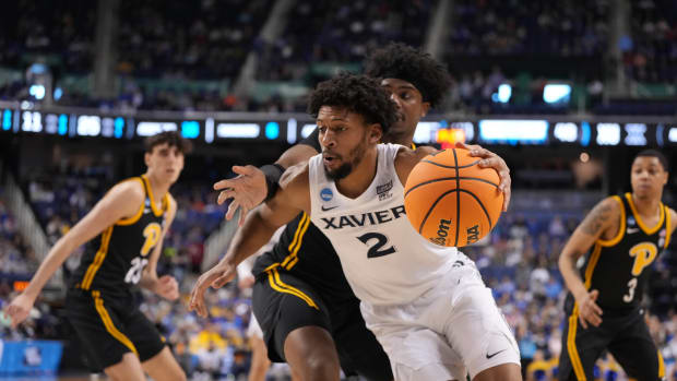 Xavier Musketeers forward Jerome Hunter (2) drives to the basket during the second half against the Pittsburgh Panthers in the second round of the 2023 NCAA men s basketball tournament at Greensboro Coliseum.