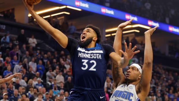 Karl-Anthony Towns shoots a layup