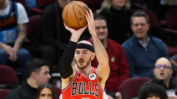 Chicago Bulls guard Alex Caruso shoots in the fourth quarter against the Cleveland Cavaliers at Rocket Mortgage FieldHouse in Cleveland, Ohio, on Jan 15, 2024.