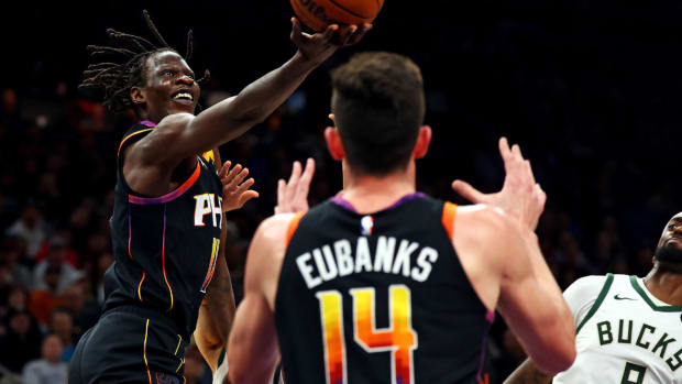 Phoenix Suns center Bol Bol (11) shoots the ball during the third quarter of the game against the Milwaukee Bucks at Footprint Center.