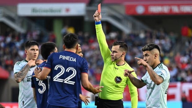 Referee Rosendo Mendoza, potential implementation of blue cards in soccer