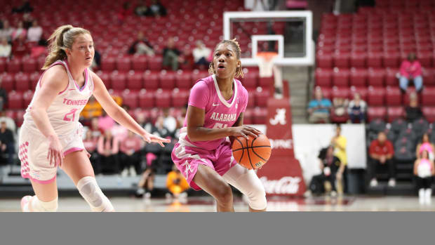 Del'Janae "Burger" Williams as Alabama defeated Tennessee at Coleman Colisuem