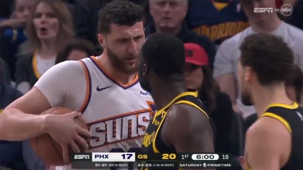 Jusuf Nurkić and Draymond Green exchange words in the first half.