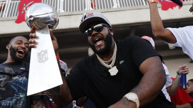 Could Donovan Smith’s two Super Bowl rings improve his chances of signing with the New York Jets for 2024?