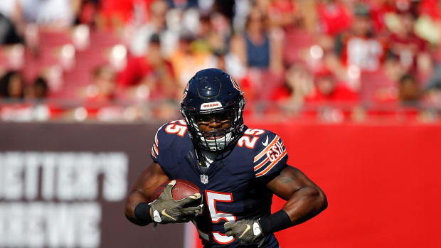 Nov 13, 2016; Tampa, FL, USA; Chicago Bears running back Ka'Deem Carey (25) runs with the ball against the Tampa Bay Buccaneers during the first half at Raymond James Stadium. Mandatory Credit: Kim Klement-USA TODAY Sports