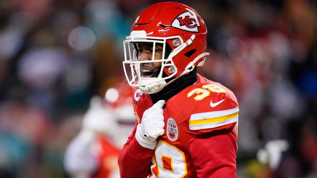Chiefs defensive back L'Jarius Sneed celebrates after making a play in a game.