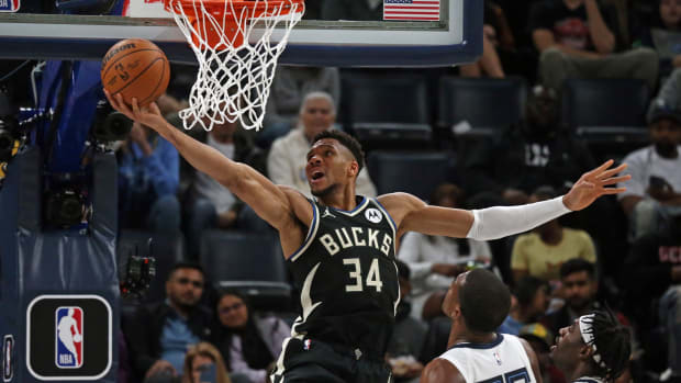 Milwaukee Bucks forward Giannis Antetokounmpo (34) drives to the basket during the first half against the Memphis Grizzlies