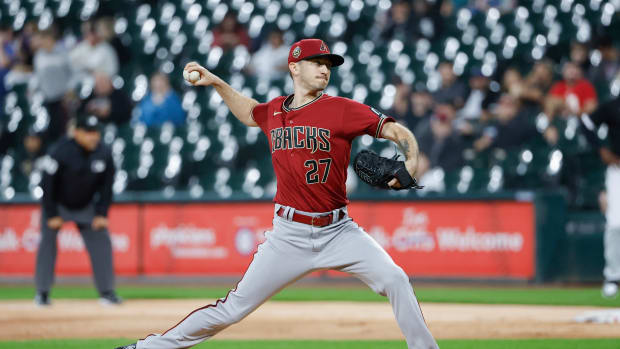 Sep 26, 2023; Chicago, Illinois, USA; Arizona Diamondbacks starting pitcher Zach Davies (27) delivers a pitch against the Chicago White Sox during the first inning at Guaranteed Rate Field.