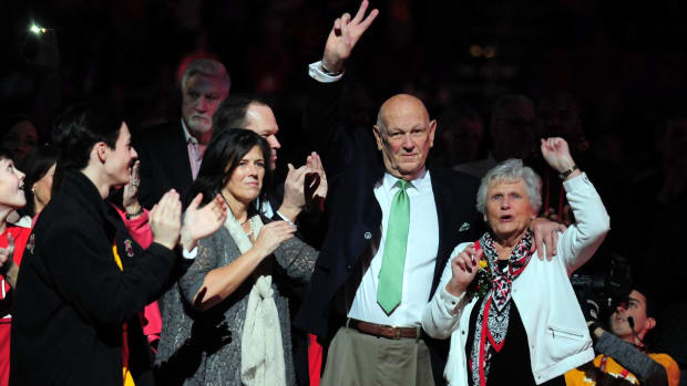 Longtime Maryland head coach Lefty Driesell salutes the crowd surrounded by family before a game.