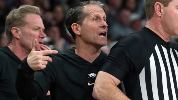 Razorbacks' Eric Musselman argues with official at Mississippi State loss