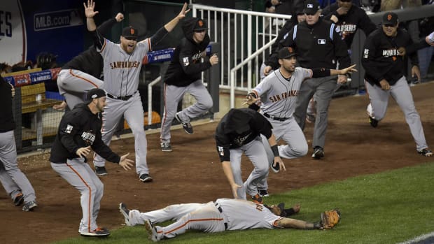 Pablo Sandoval catches the final out of the 2014 World Series.