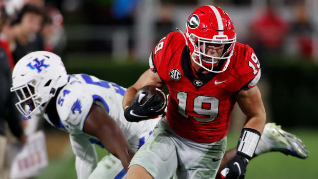 Georgia tight end Brock Bowers (19) drives down the field after pulling in a pass from Georgia quarterback Carson Beck (15) during the second half of a NCAA college football game against Kentucky in Athens, Ga., on Saturday, Oct. 7, 2023.