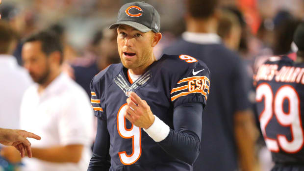 Robbie Gould wearing a Chicago Bears hat on the sideline