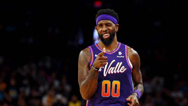 Phoenix Suns forward Royce O'Neale (00) reacts after a play during the second quarter of the game against the Los Angeles Lakers at Footprint Center.